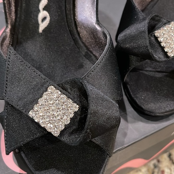 Nina brand, size 6, black open toe dressy 3” heels, bow with rhinestone on top. - Picture 8 of 8